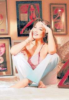 Thalía feet photo thumbnail