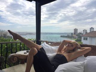 Karlie Kloss feet photo thumbnail