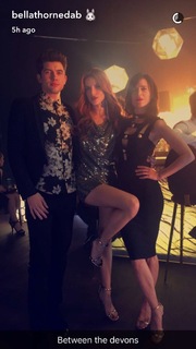 Bella Thorne feet photo thumbnail