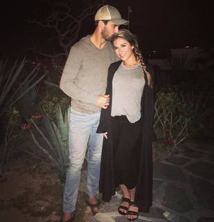 Jessie James Decker feet photo thumbnail