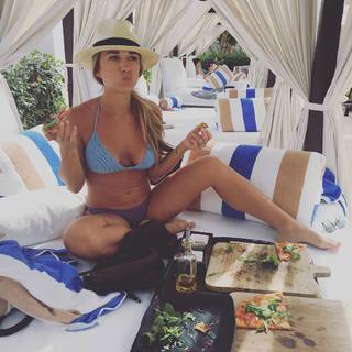 Jessie James Decker feet photo thumbnail