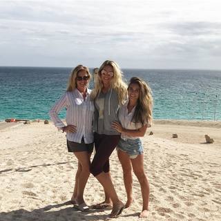 Jessie James Decker feet photo thumbnail