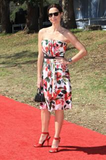 Minnie Driver feet photo thumbnail
