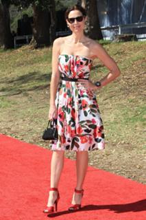 Minnie Driver feet photo thumbnail