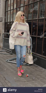 Fearne Cotton feet photo thumbnail