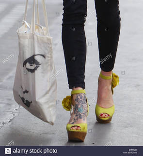 Fearne Cotton feet photo thumbnail