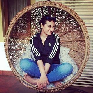 Sonakshi Sinha feet photo thumbnail