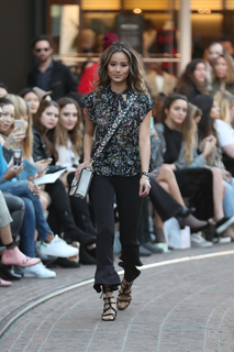 Jamie Chung feet photo thumbnail