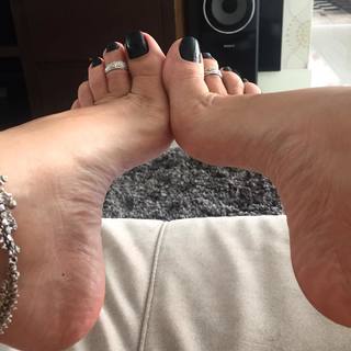 Karin Klemp feet photo thumbnail