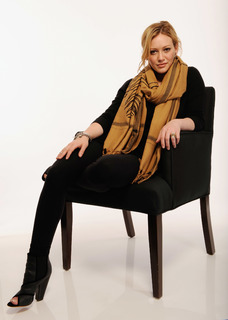 Hilary Duff feet photo thumbnail