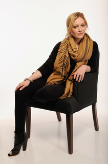 Hilary Duff feet photo thumbnail