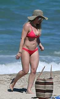 Hilary Duff feet photo thumbnail