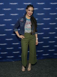 Alyssa Milano feet photo thumbnail