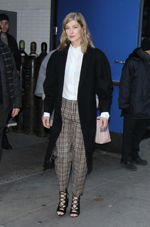 Rosamund Pike feet photo thumbnail