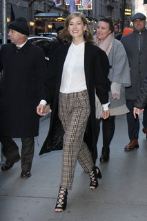 Rosamund Pike feet photo thumbnail