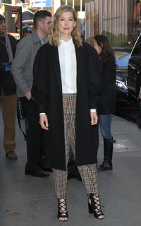 Rosamund Pike feet photo thumbnail