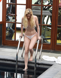 Heidi Montag feet photo thumbnail