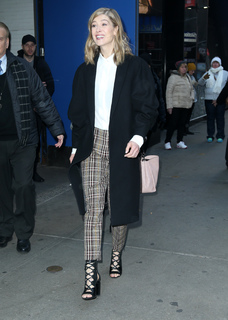 Rosamund Pike feet photo thumbnail