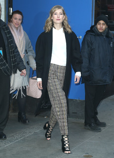 Rosamund Pike feet photo thumbnail