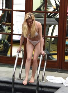 Heidi Montag feet photo thumbnail