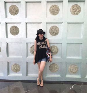 Karisma Kapoor feet photo thumbnail