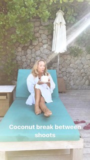 Kino MacGregor feet photo thumbnail