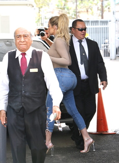 Khloé Kardashian feet photo thumbnail