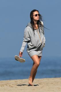 Olivia Wilde feet photo thumbnail