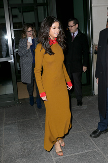 Selena Gomez feet photo thumbnail