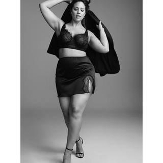 Ashley Graham feet photo thumbnail