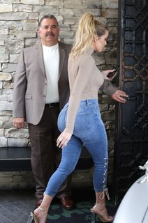 Khloé Kardashian feet photo thumbnail