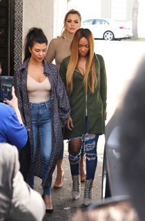 Khloé Kardashian feet photo thumbnail