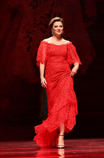 Lucy Lawless feet photo thumbnail