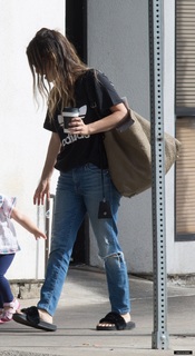 Rachel Bilson feet photo thumbnail