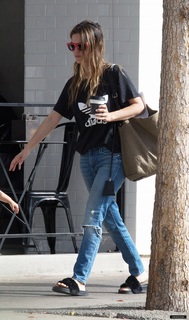 Rachel Bilson feet photo thumbnail