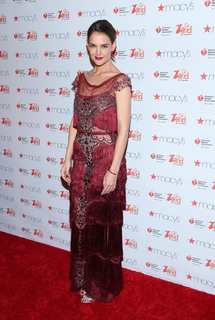 Katie Holmes feet photo thumbnail