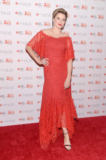 Lucy Lawless feet photo thumbnail