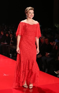 Lucy Lawless feet photo thumbnail