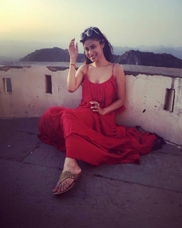 Mouni Roy feet photo thumbnail