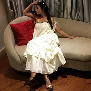 Mouni Roy feet photo thumbnail