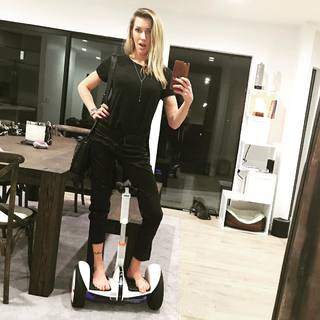 Katie Cassidy feet photo thumbnail
