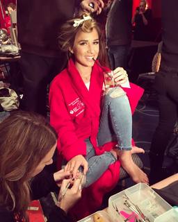 Jessie James Decker feet photo thumbnail