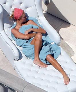 Paris Hilton feet photo thumbnail