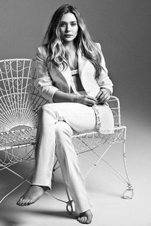 Elizabeth Olsen feet photo thumbnail