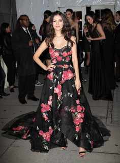 Victoria Justice feet photo thumbnail