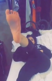 Kylie Jenner feet photo thumbnail