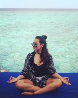 Sonakshi Sinha feet photo thumbnail