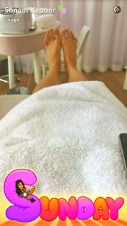 Sonam Kapoor feet photo thumbnail