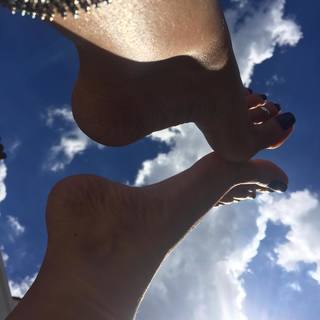 Karin Klemp feet photo thumbnail