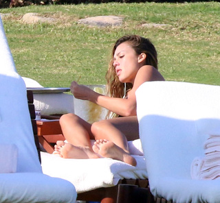 Jessica Alba feet photo thumbnail